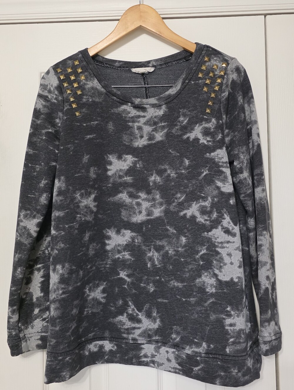 Hem & Thread Women's Gray Tie-Dye Studded Shoulder Pullover
